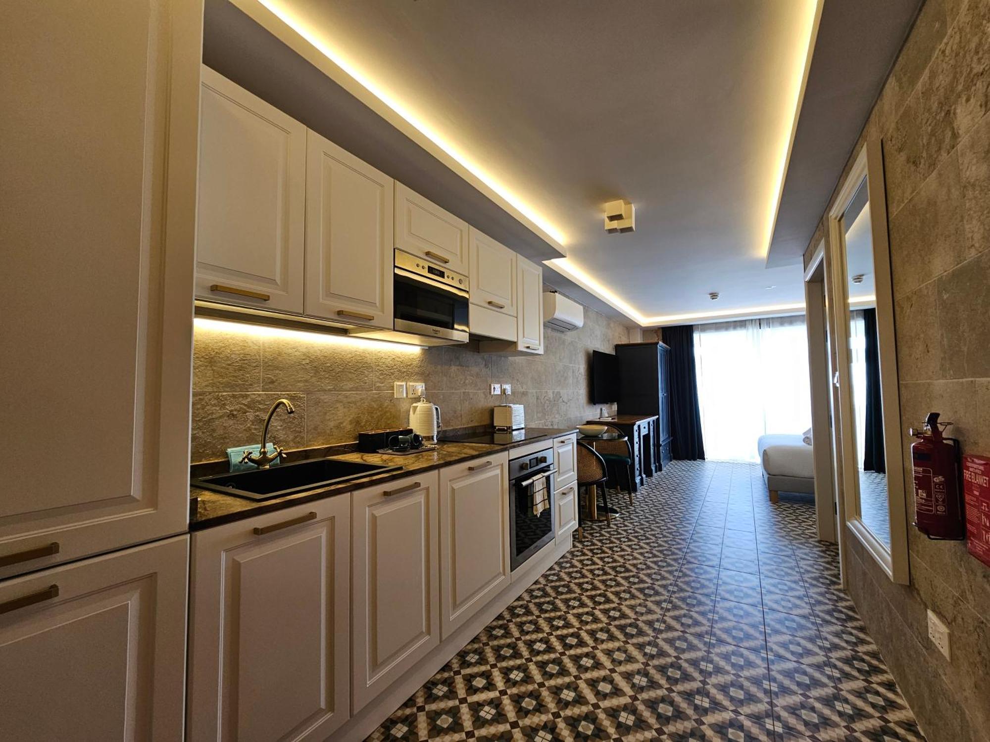 Balcony Hotel Сент Джулианс Экстерьер фото