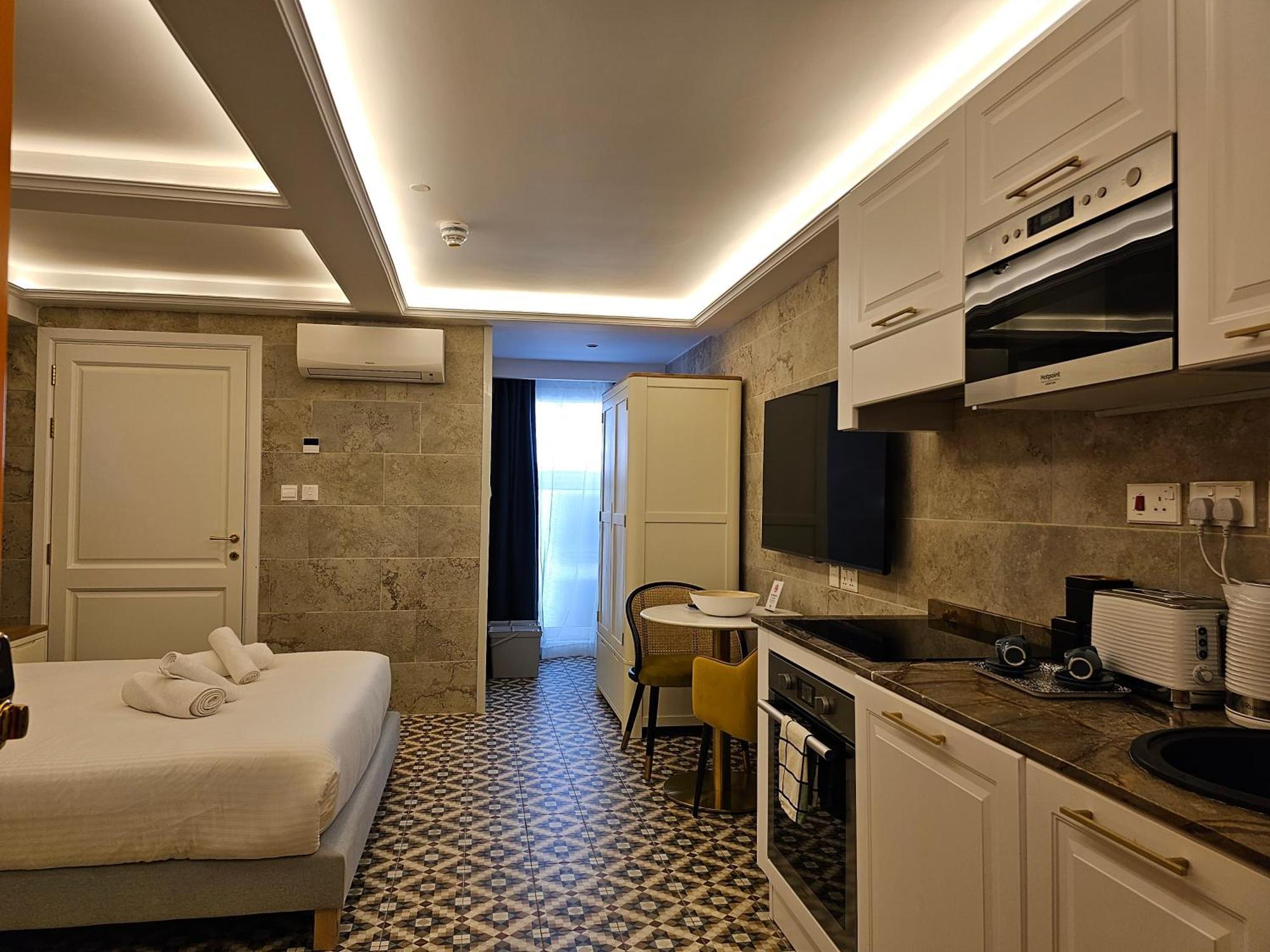 Balcony Hotel Сент Джулианс Экстерьер фото