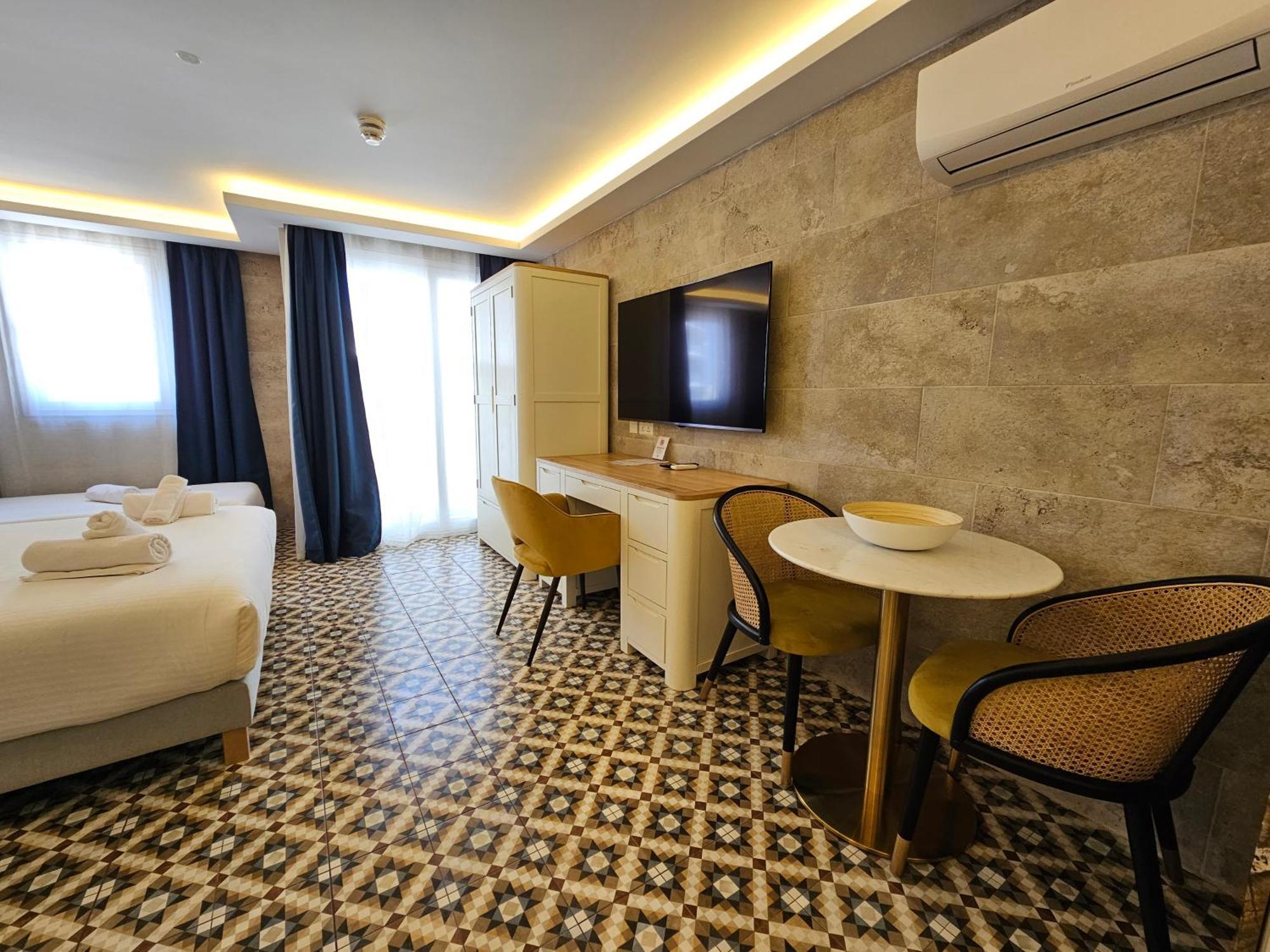 Balcony Hotel Сент Джулианс Экстерьер фото