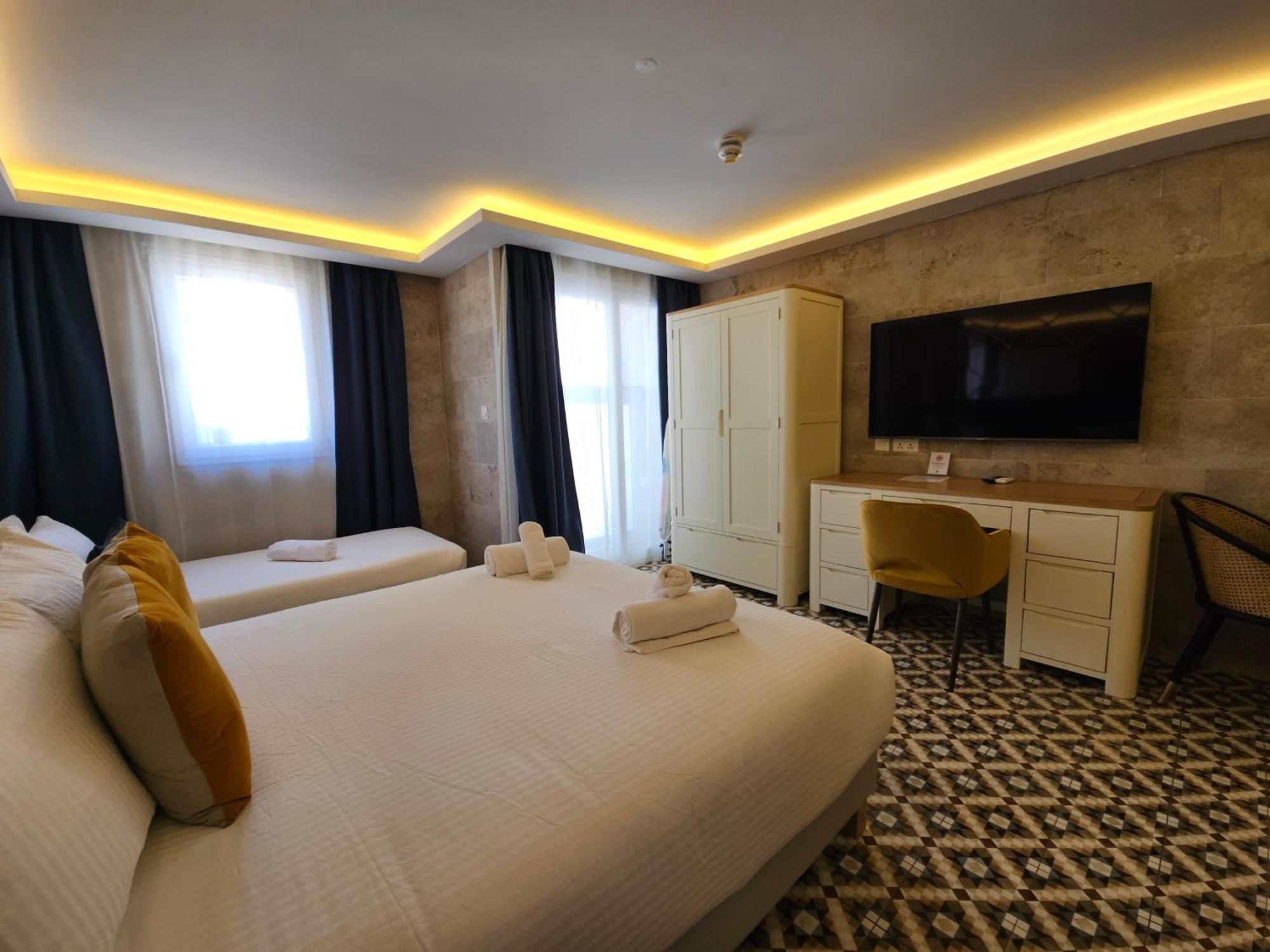 Balcony Hotel Сент Джулианс Экстерьер фото