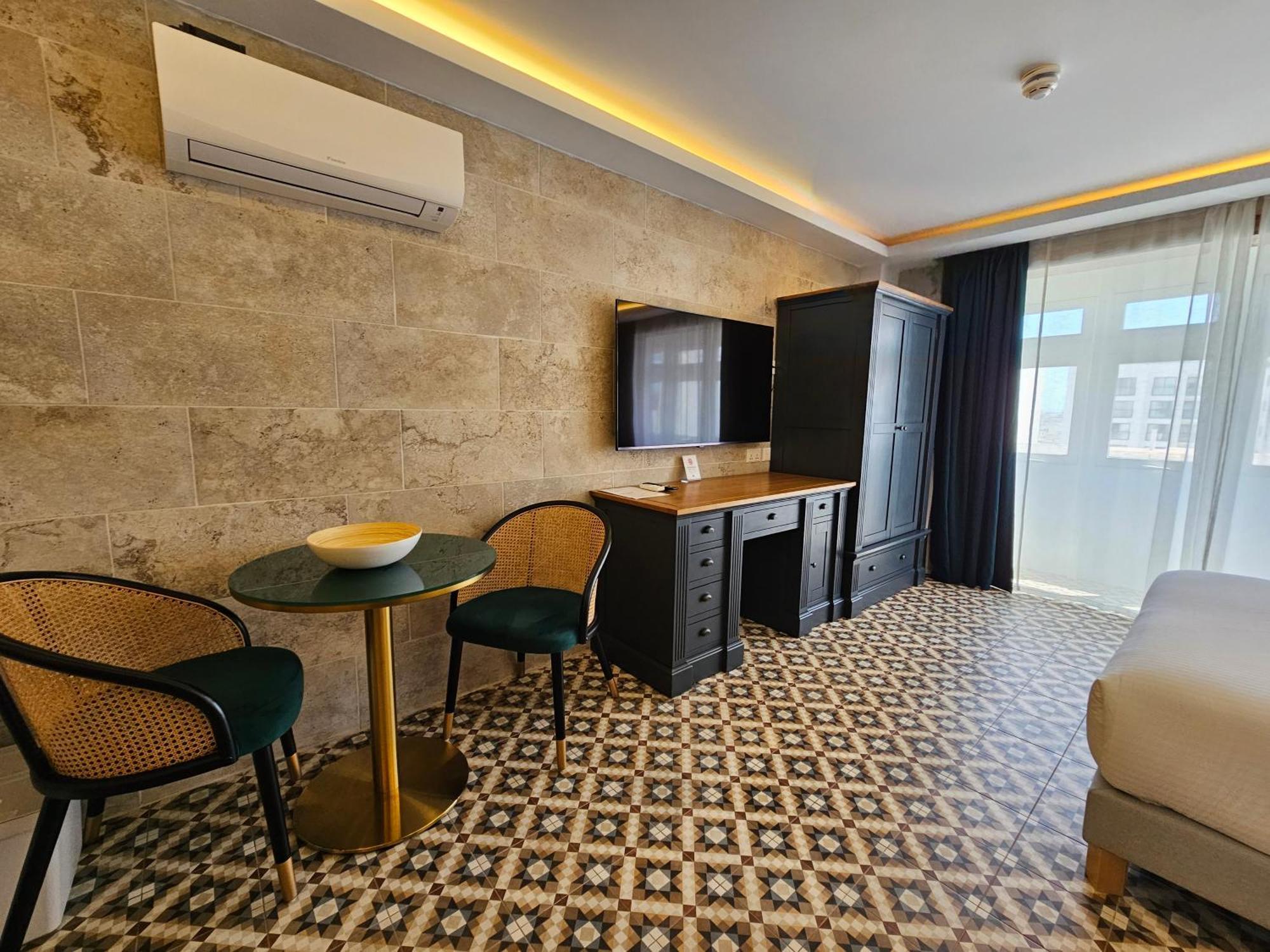 Balcony Hotel Сент Джулианс Экстерьер фото
