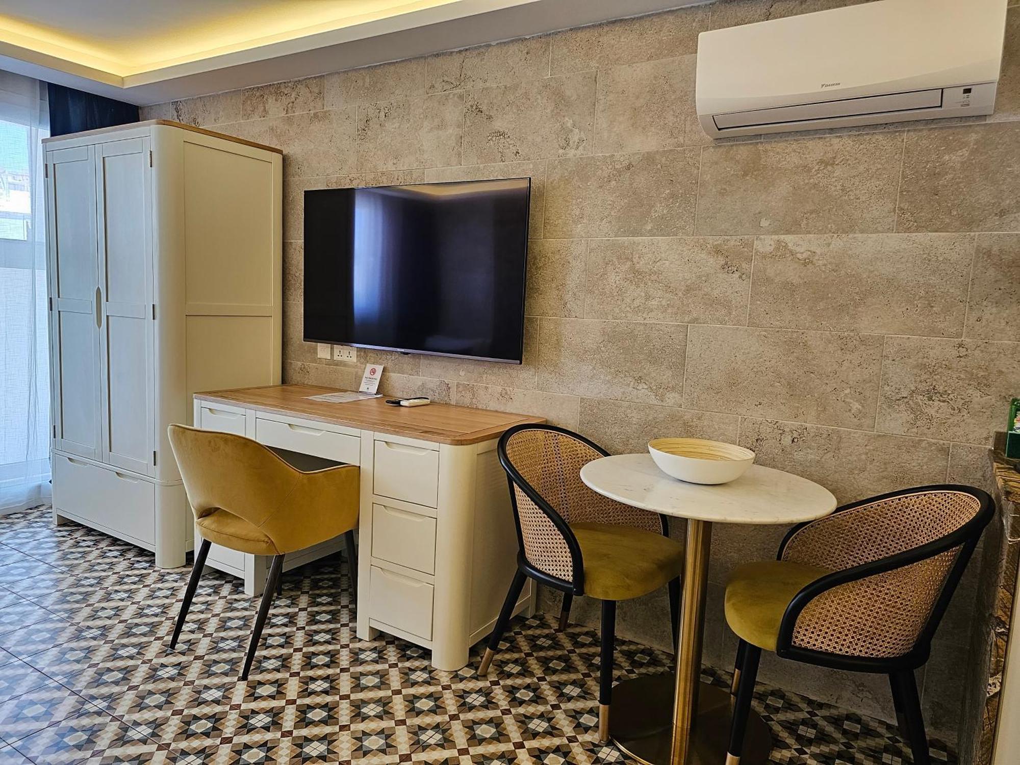 Balcony Hotel Сент Джулианс Экстерьер фото